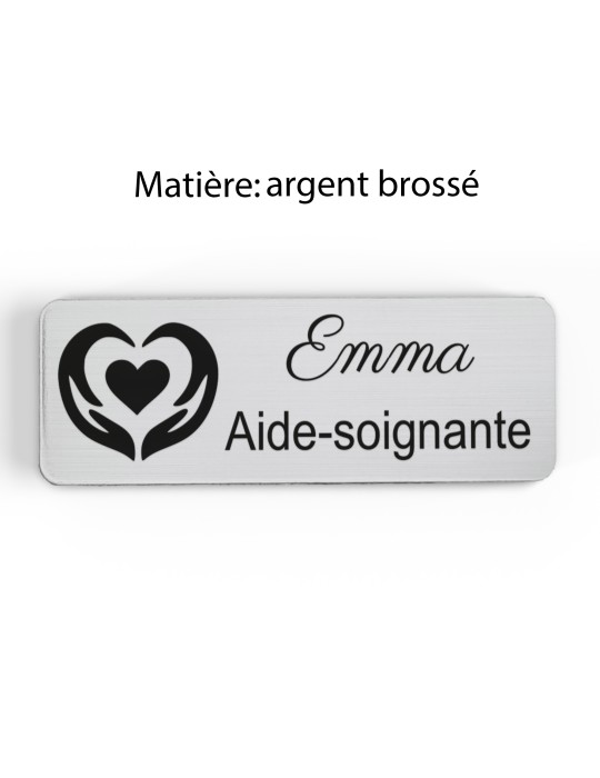 Badge personnalisé aide-soignante, motif soin et accompagnement, finition argent brossé
