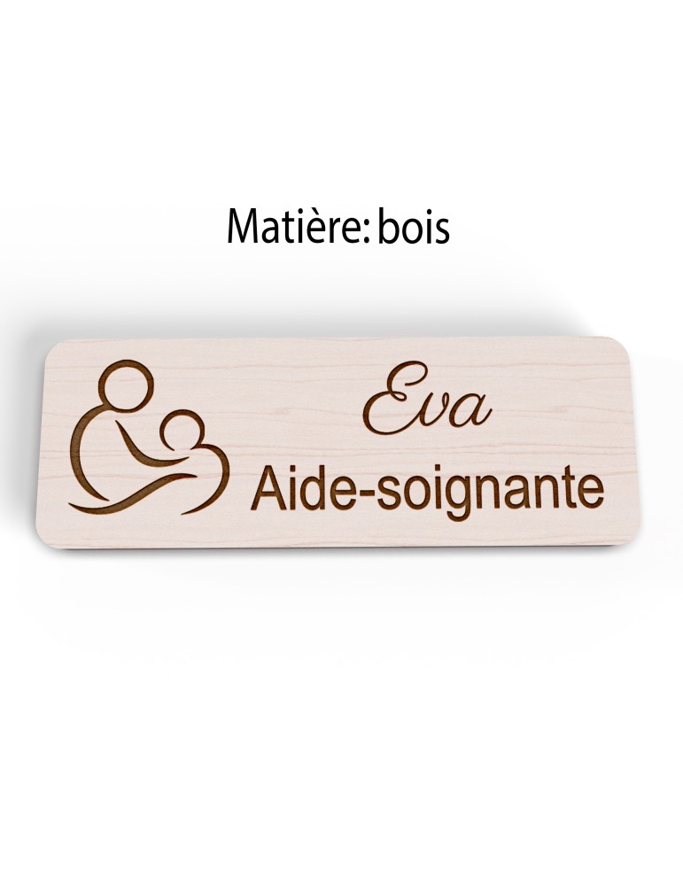 Badge personnalisé aide-soignante, motif soin et accompagnement, version bois vue à plat