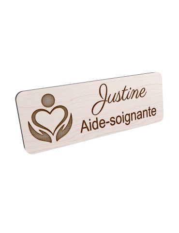 Badge personnalisé aide-soignante, motif soin et accompagnement, vue en biais