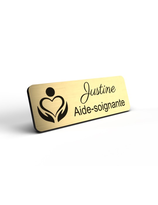 Badge personnalisé aide-soignante, motif soin et accompagnement, détail de la finition or brossé
