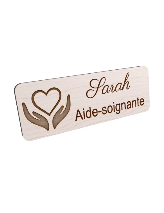 Badge personnalisé aide-soignante, motif soin et accompagnement, vue en biais