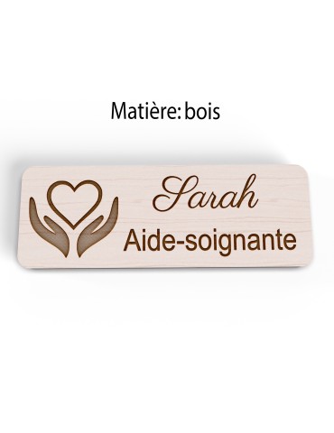 Badge personnalisé aide-soignante, motif soin et accompagnement, vue en biais 2