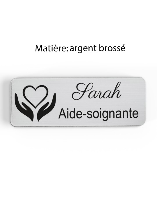 Badge personnalisé aide-soignante, motif soin et accompagnement, finition argent brossé