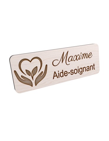 Badge personnalisé aide-soignant, motif soin et accompagnement, vue en biais