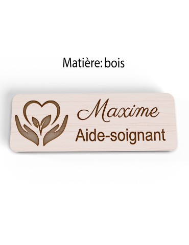 Badge personnalisé aide-soignant, motif soin et accompagnement, vue en biais 2
