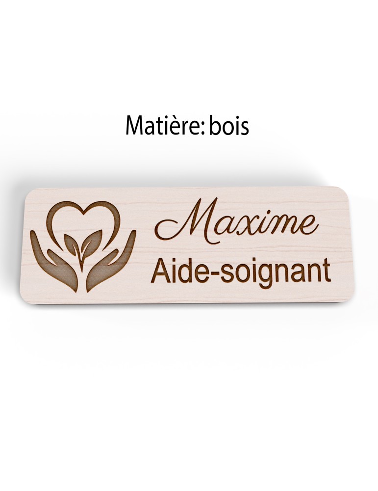 Badge personnalisé aide-soignant, motif soin et accompagnement, version bois vue à plat