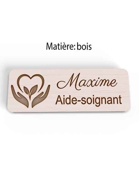 Badge personnalisé aide-soignant, motif soin et accompagnement, version bois vue à plat