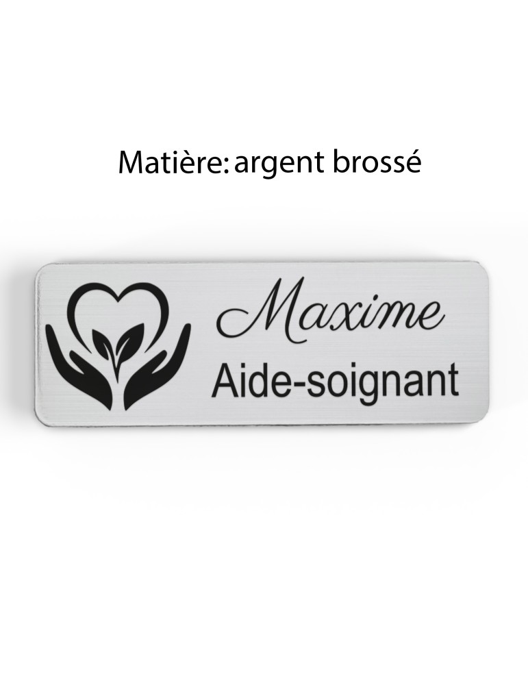 Badge personnalisé aide-soignant, motif soin et accompagnement, finition argent brossé
