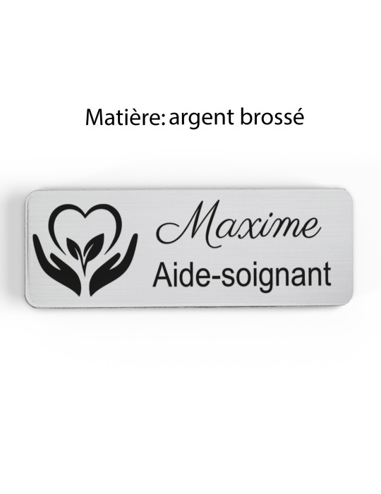 Badge personnalisé aide-soignant, motif soin et accompagnement, finition argent brossé