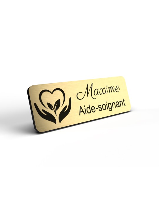 Badge personnalisé aide-soignant, motif soin et accompagnement, détail de la finition or brossé