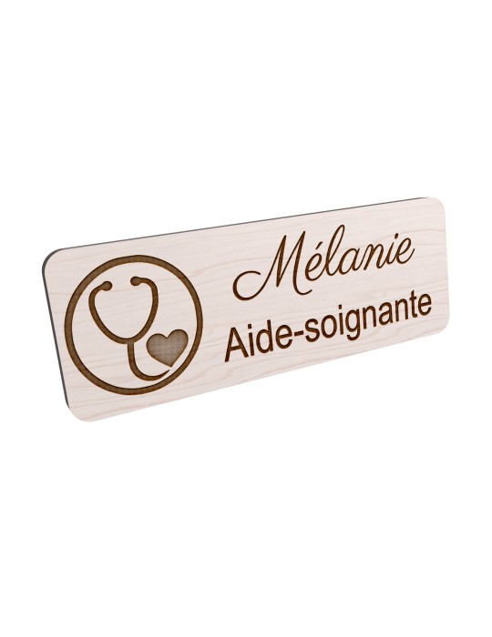Badge personnalisé aide-soignante, motif soin et accompagnement, vue en biais