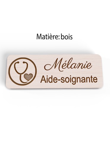Badge personnalisé aide-soignante, motif soin et accompagnement, vue en biais 2