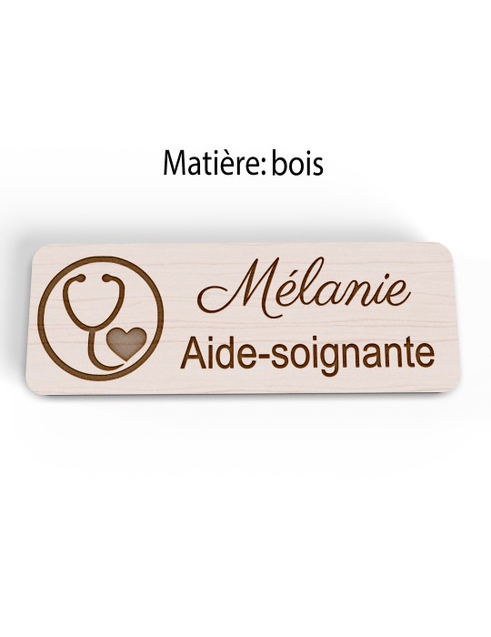 Badge personnalisé aide-soignante, motif soin et accompagnement, version bois vue à plat