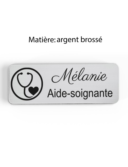 Badge personnalisé aide-soignante, motif soin et accompagnement, finition argent brossé