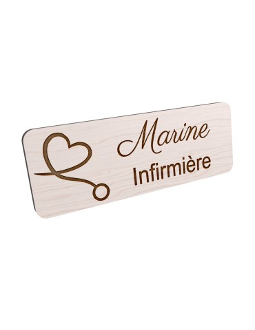 Badge personnalisé infirmière, motif soin et accompagnement, vue en biais