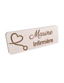 Badge personnalisé infirmière, motif soin et accompagnement, vue en biais
