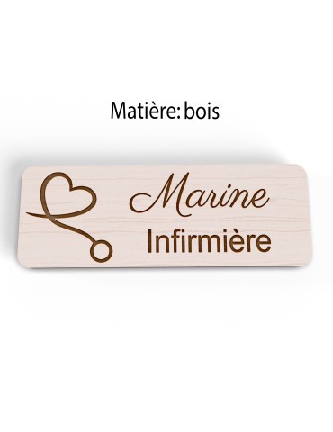 Badge personnalisé infirmière, motif soin et accompagnement, vue en biais 2