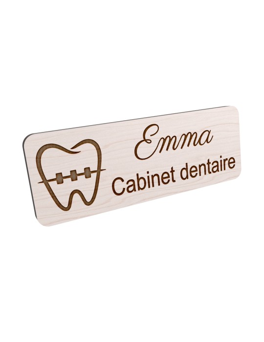 Badge personnalisé cabinet dentaire, motif cabinet et soins dentaires, vue en biais
