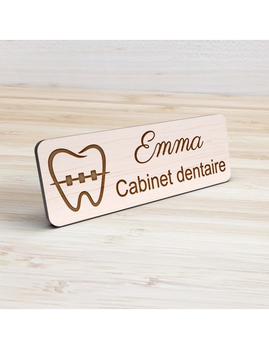 Badge personnalisé cabinet dentaire, motif cabinet et soins dentaires, vue de présentation