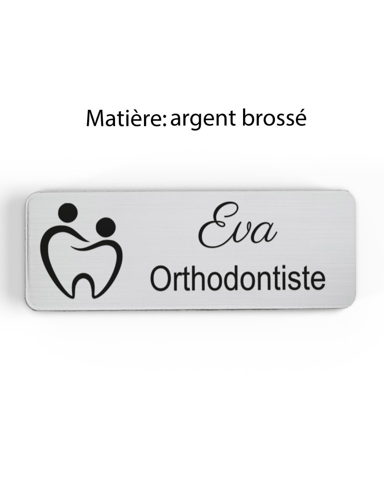 Badge personnalisé orthodontiste, motif cabinet et soins dentaires, finition argent brossé
