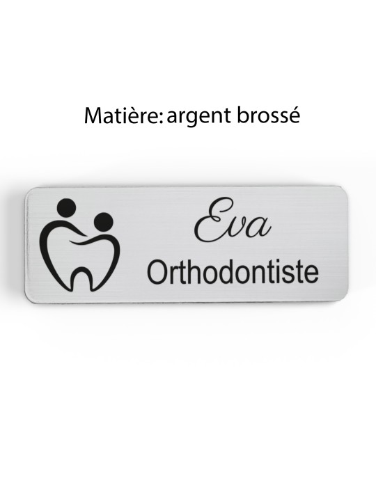Badge personnalisé orthodontiste, motif cabinet et soins dentaires, finition argent brossé