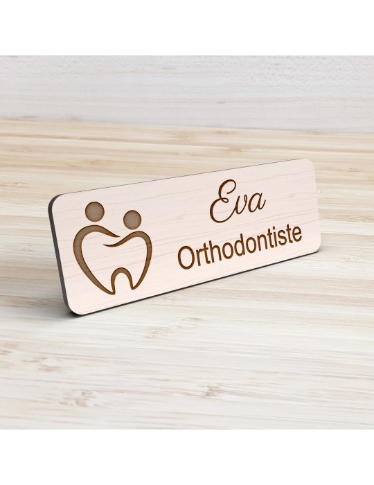 Badge personnalisé orthodontiste, motif cabinet et soins dentaires, vue de présentation