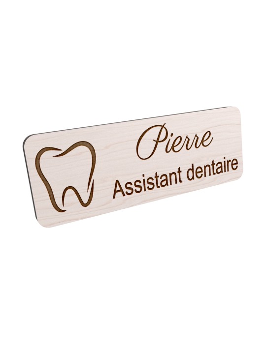 Badge personnalisé assistant dentaire, motif cabinet et soins dentaires, vue en biais