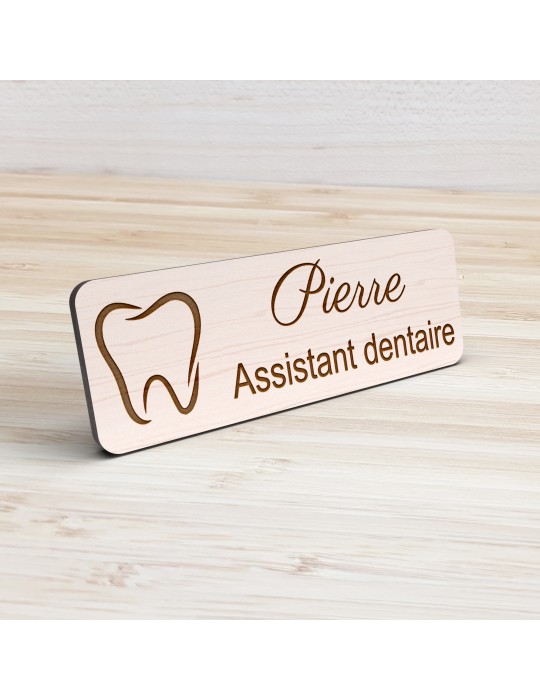 Badge personnalisé assistant dentaire, motif cabinet et soins dentaires, vue de présentation