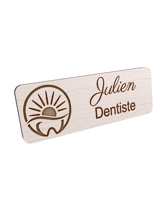 Badge personnalisé dentiste, motif cabinet et soins dentaires, vue en biais