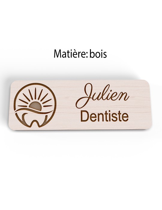 Badge personnalisé dentiste, motif cabinet et soins dentaires, version bois vue à plat