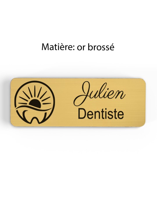 Badge personnalisé dentiste, motif cabinet et soins dentaires, finition or brossé