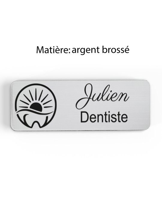 Badge personnalisé dentiste, motif cabinet et soins dentaires, finition argent brossé