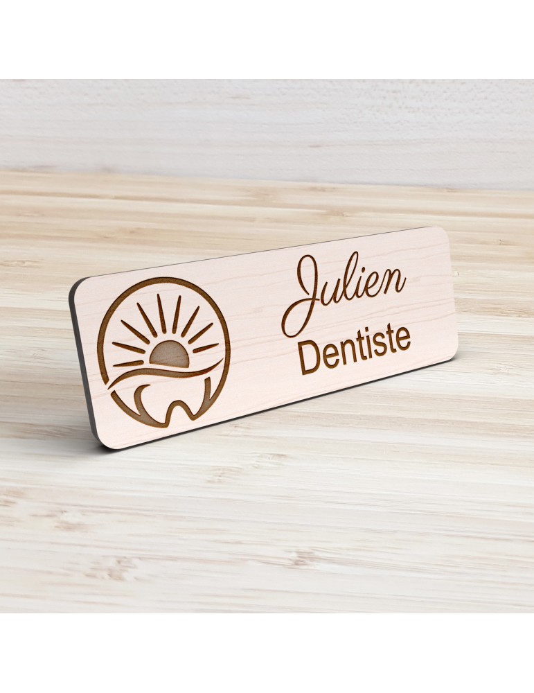 Badge personnalisé dentiste, motif cabinet et soins dentaires, vue de présentation