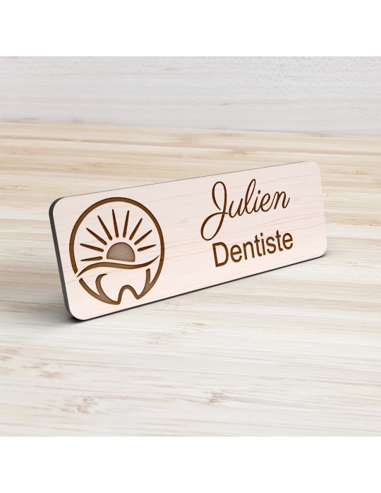 Badge personnalisé dentiste, motif cabinet et soins dentaires, vue de présentation