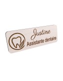 Badge personnalisé assistante dentaire, motif cabinet et soins dentaires, vue en biais