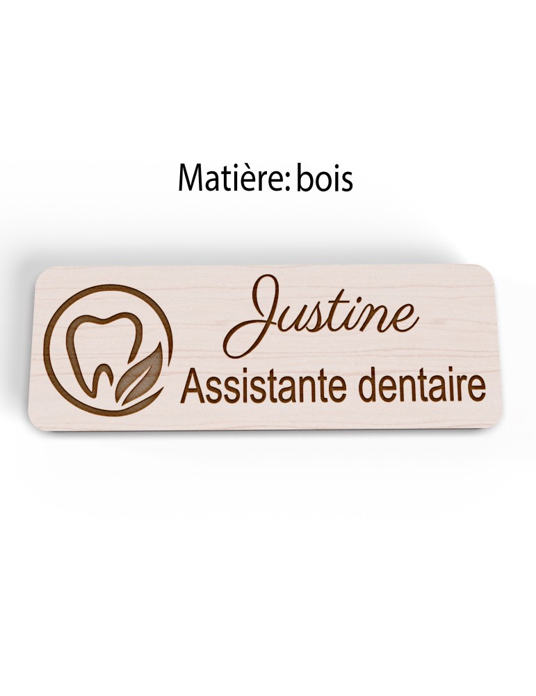Badge personnalisé assistante dentaire, motif cabinet et soins dentaires, version bois vue à plat