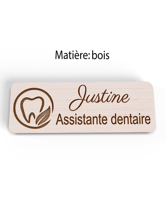 Badge personnalisé assistante dentaire, motif cabinet et soins dentaires, version bois vue à plat