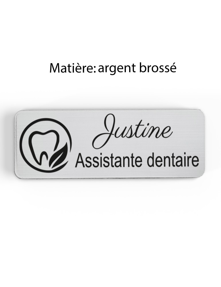 Badge personnalisé assistante dentaire, motif cabinet et soins dentaires, finition argent brossé