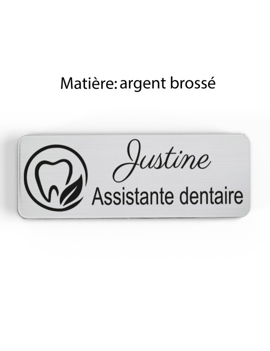 Badge personnalisé assistante dentaire, motif cabinet et soins dentaires, finition argent brossé