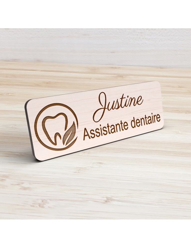 Badge personnalisé assistante dentaire, motif cabinet et soins dentaires, vue de présentation