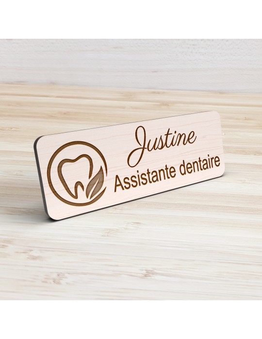 Badge personnalisé assistante dentaire, motif cabinet et soins dentaires, vue de présentation