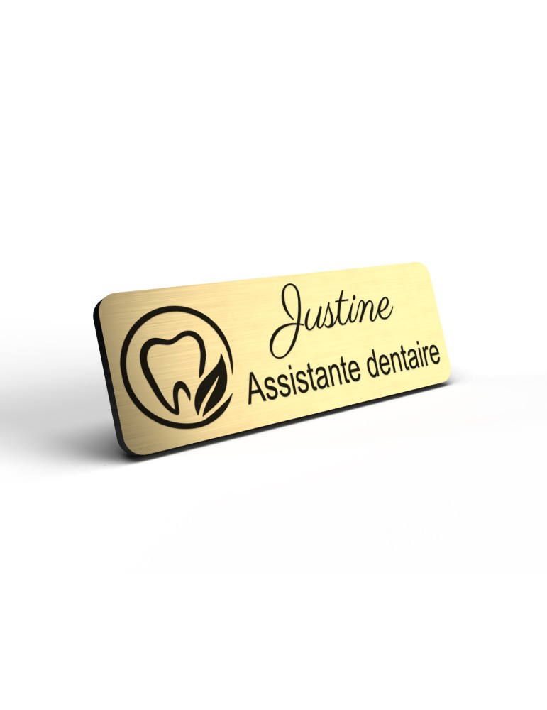 Badge personnalisé assistante dentaire, motif cabinet et soins dentaires, détail de la finition or brossé