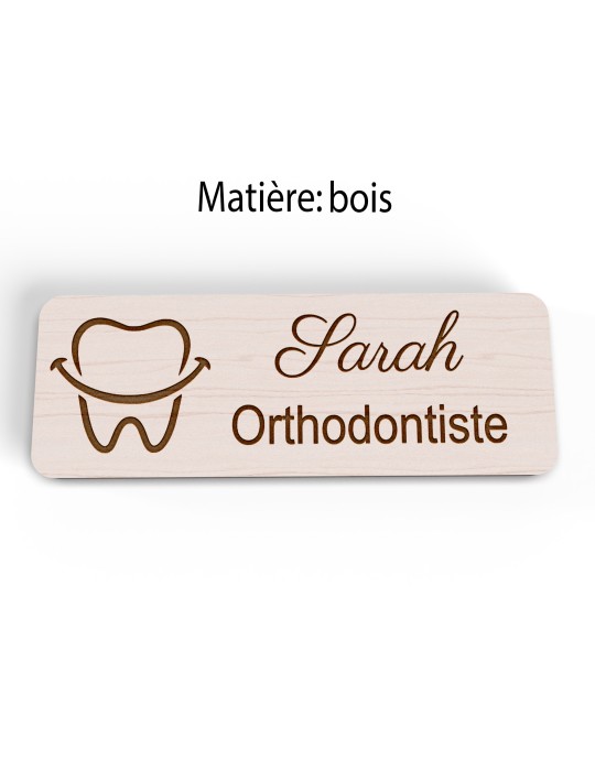Badge personnalisé orthodontiste, motif cabinet et soins dentaires, version bois vue à plat