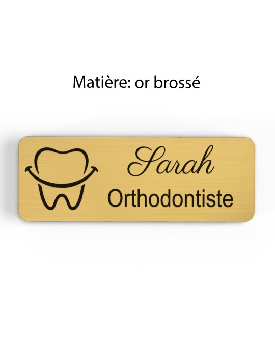 Badge personnalisé orthodontiste, motif cabinet et soins dentaires, finition or brossé