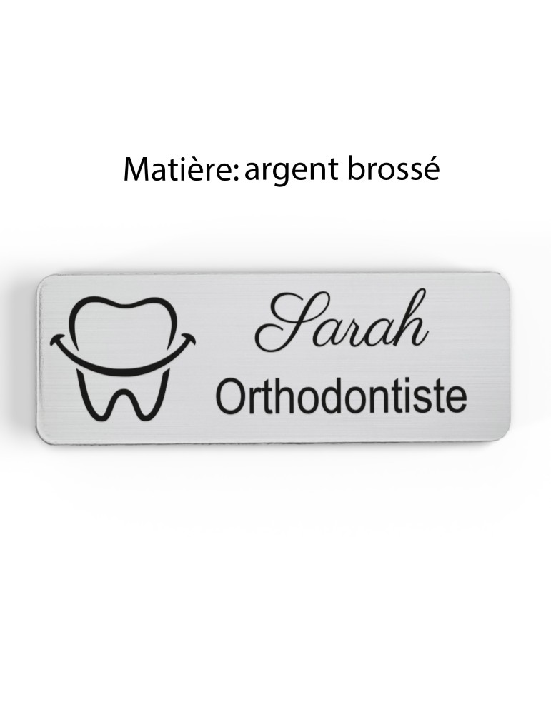 Badge personnalisé orthodontiste, motif cabinet et soins dentaires, finition argent brossé