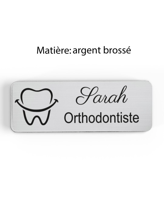 Badge personnalisé orthodontiste, motif cabinet et soins dentaires, finition argent brossé