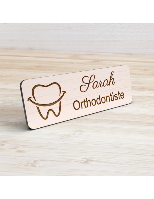 Badge personnalisé orthodontiste, motif cabinet et soins dentaires, vue de présentation