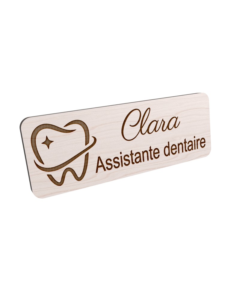 Badge personnalisé assistante dentaire, motif cabinet et soins dentaires, vue en biais