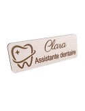 Badge personnalisé assistante dentaire, motif cabinet et soins dentaires, vue en biais