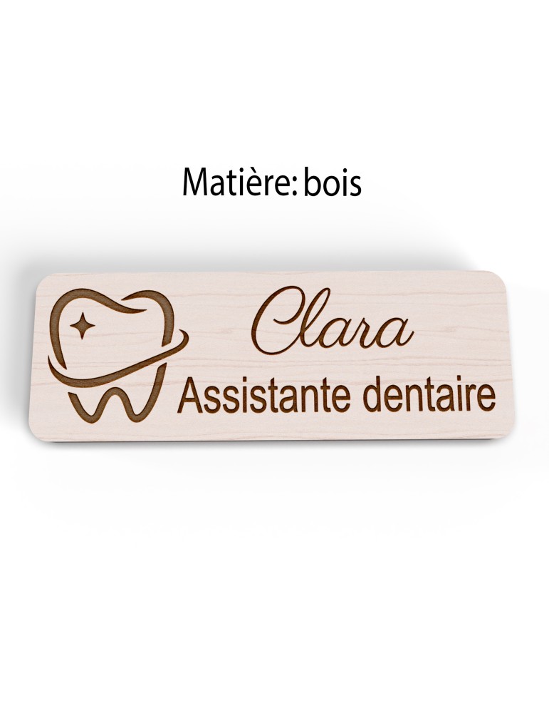 Badge personnalisé assistante dentaire, motif cabinet et soins dentaires, version bois vue à plat